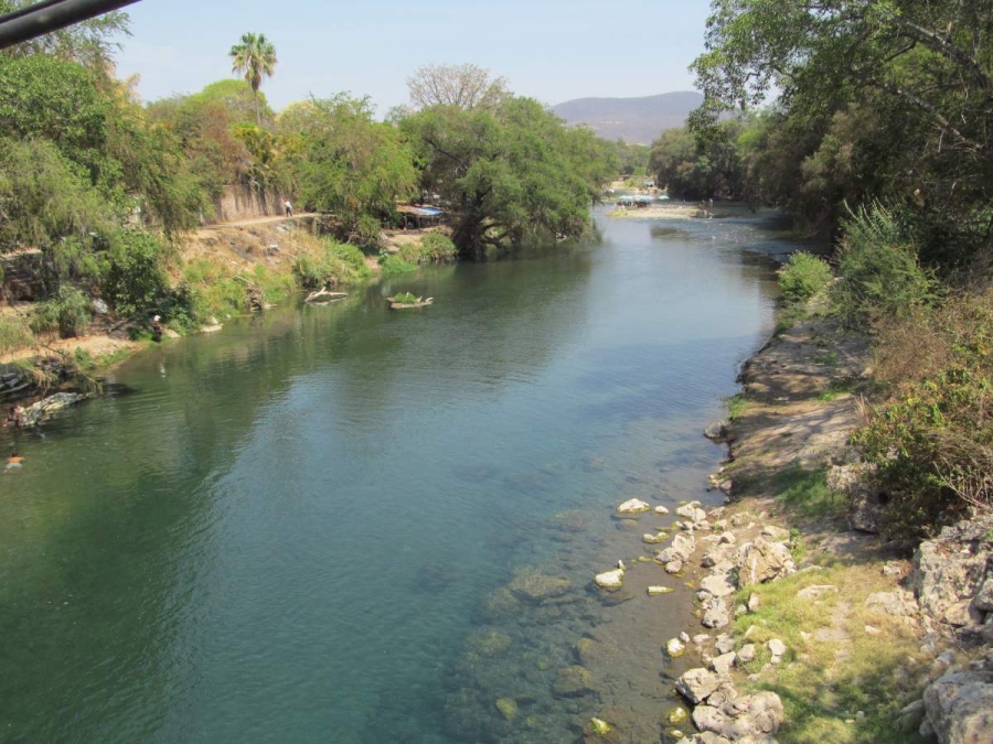 Todas las descargas de aguas negras de Tehuixtla van a parar al río Amazucac, por lo que la autoridad auxiliar urgió la construcción de plantas de tratamiento.