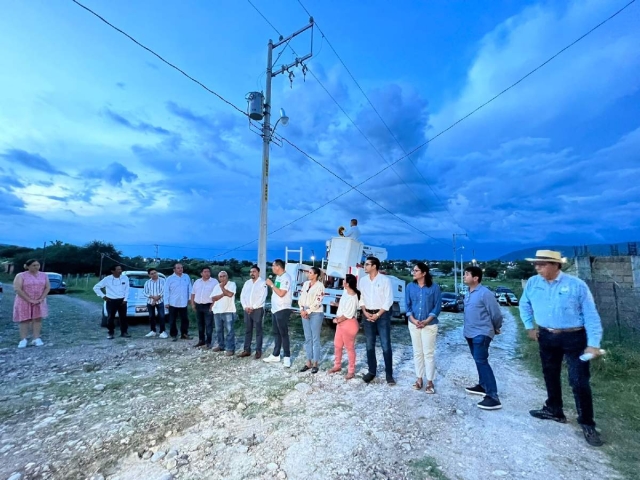 La obra de electrificación entregada permitirá que las poco más de 48 familias ya cuenten con este servicio básico.