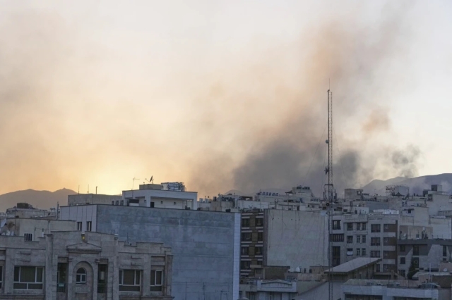 Una nube de humo después de un ataque de Israel en Teherán, Irán, el miércoles 18 de junio de 2025.