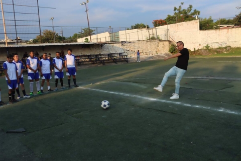 La patada inaugural corrió a cargo de Carlos Arturo Quiroz, fundador de Mejorando Cuernavaca.