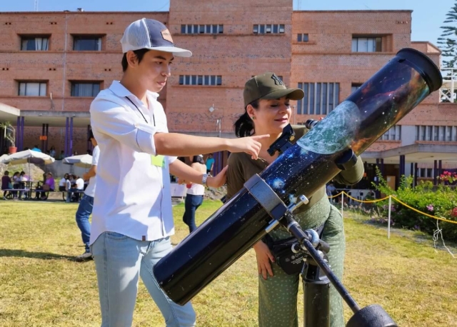 Además del seguimiento del eclipse, se llevaron a cabo actividades culturales, científicas, juegos, manualidades y un tianguis de alimentos. 