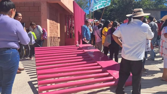 Maestros irrumpen el CRIT en Guerrero antes de visita de AMLO