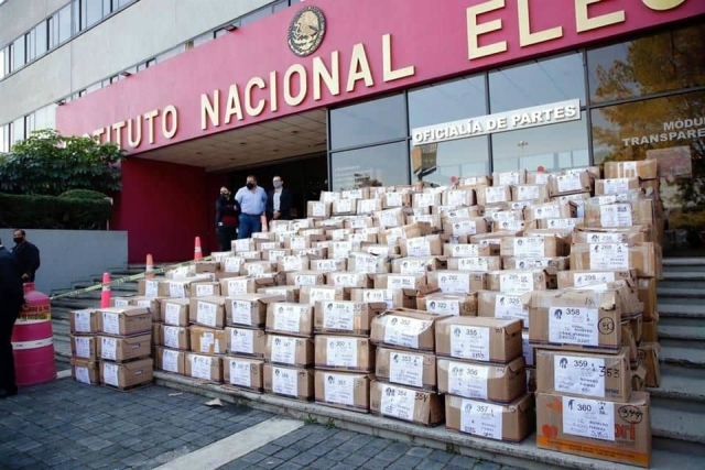 INE verifica fidelidad de las firmas para &quot;Revocación de Mandato&quot;.