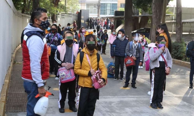 Escuelas no pueden negar ingreso a alumnos con cabello de colores