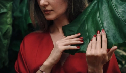 Rojo y vino: los tonos de uñas que nunca pasan de moda