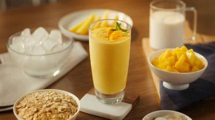 Aprovecha la temporada y prepara este cremoso licuado de mango con avena