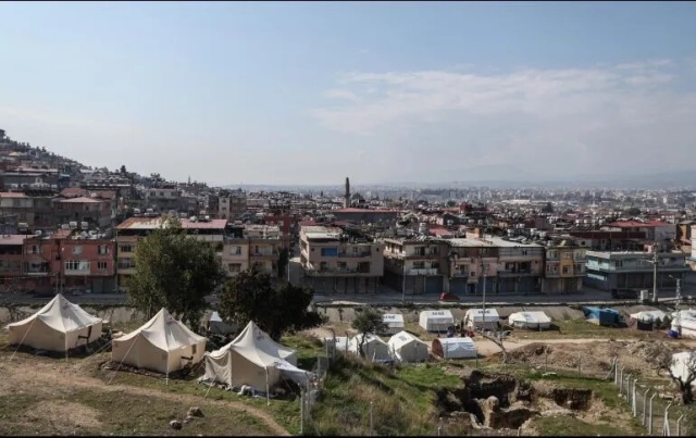 La sacudida causó pánico entre quienes siguen viviendo en tiendas de campaña en esta ciudad, casi totalmente destruida por los terremotos del pasado 6 de febrero. 