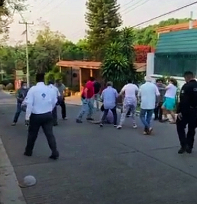 Denuncian agresión vecinos del fraccionamiento Las Fincas, en Jiutepec