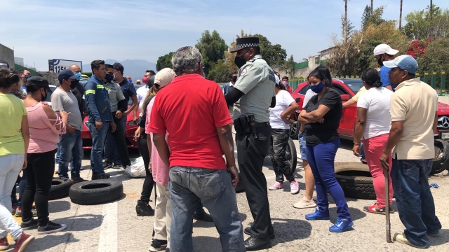 Protestaron vecinos de colonia Maravillas en el paso exprés; exigen agua potable