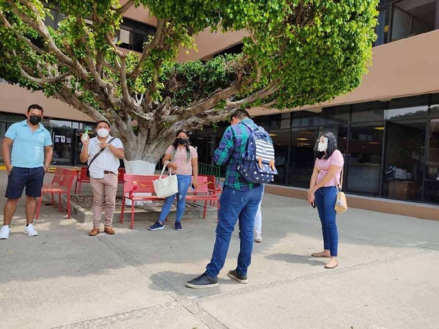 Maestros de nuevo ingreso realizaron una protesta en el IEBEM. 