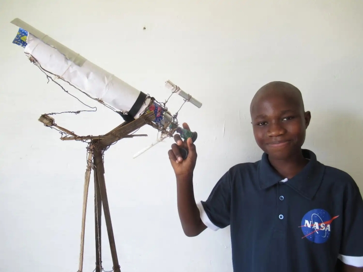 Niño senegalés de 12 años construyó un telescopio con alambres y una lata de refresco