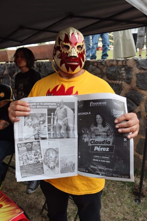 La leyenda de la lucha libre, Solar, firmó la edición número 11 mil 131 de La Unión de Morelos, en la que apareció como parte de la promoción del 15 Aniversario de la Expo Máscaras México.