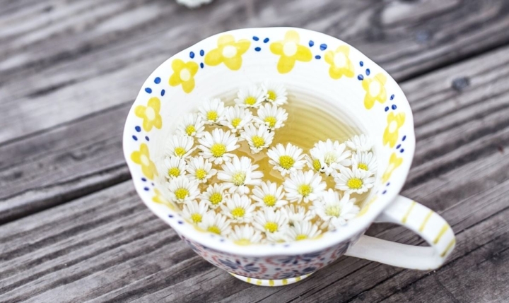 Truco fácil con manzanilla para eliminar arrugas y tener piel de porcelana