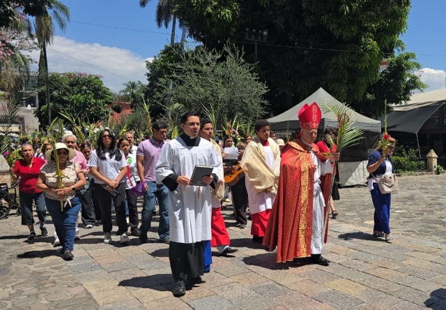Encabeza obispo Ram&oacute;n Castro procesi&oacute;n y misa del Domingo de Ramos, en la Catedral de Cuernavaca