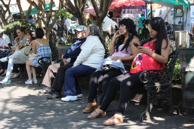 El gobierno pide usar repelente de mosquito; vestir con ropa clara, manga larga y pantalones largos para cubrir la piel y utilizar mosquiteros, especialmente a las mujeres embarazadas.