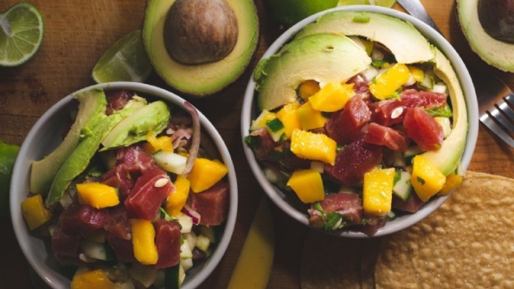 Receta de ceviche de atún enlatado con mango y aguacate, una deliciosa opción para la comida