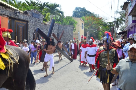 Decenas de voluntarios dieron vida a diversos personajes en la escenificación.