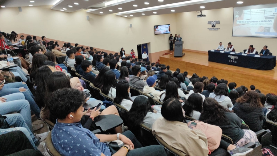 Realizan conferencia 'Todo lo que debes saber del mundo tributario' en FCAeI-UAEM