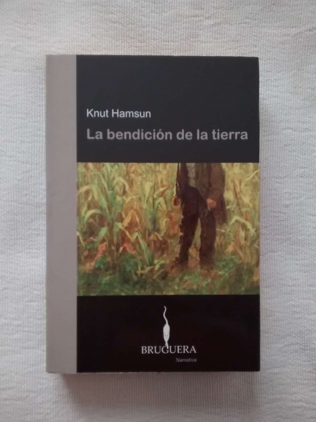    A través de 453 páginas, el lector descubre que La bendición de la tierra (Bruguera, 2007) es una cima en la literatura universal. 