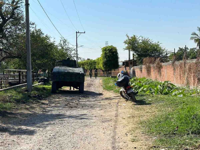 Personal militar resguardó la zona hasta que se llevaron el cadáver.