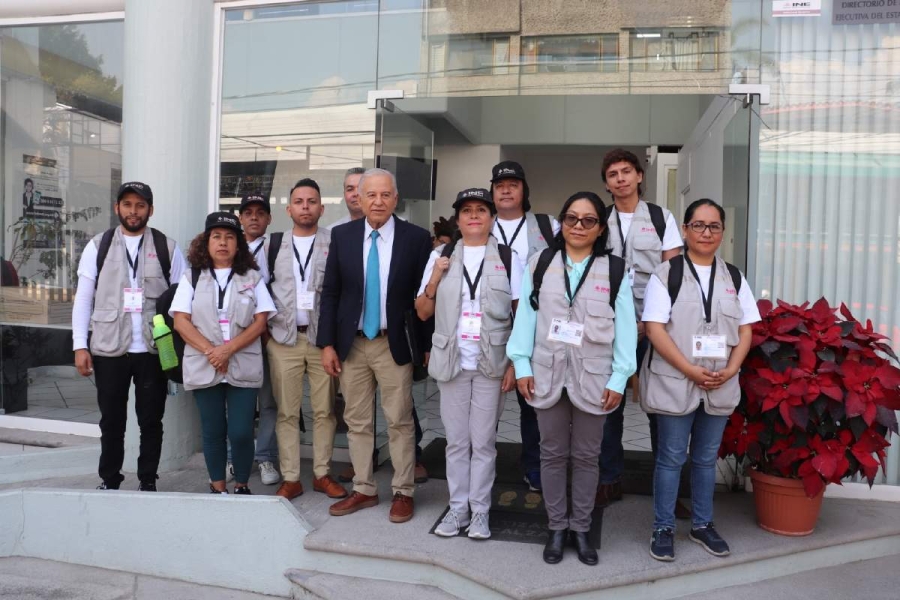 El INE Morelos presentó el uniforme de los capacitadores electorales, de color gris. 