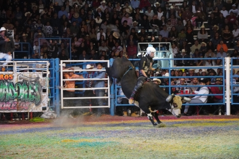 Disfrutan más de siete mil personas a Gerardo Díaz y jaripeo en Emiliano Zapata