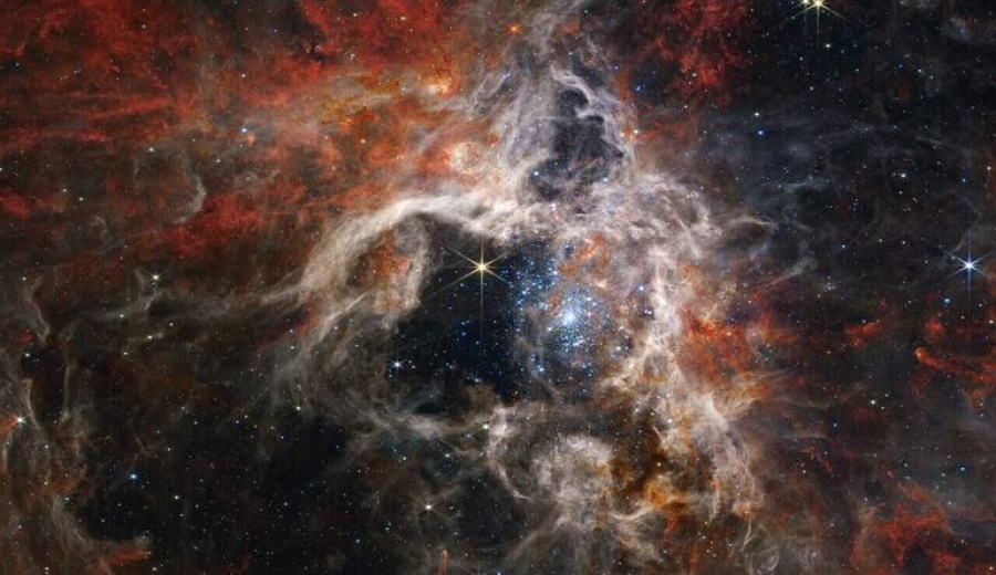 Telescopio espacial James Webb muestra chorro estelar junto a galaxia espiral lejana