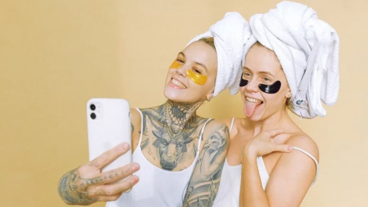¿Crees que no eres fotogénica? Este truco con tu lengua resaltará tu belleza en las fotos