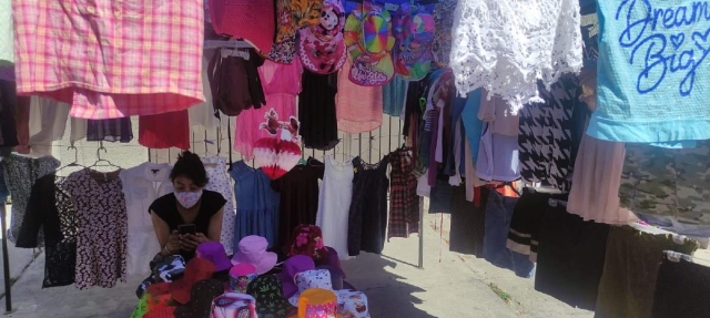 La entrevistada asegura que tiene un año dedicada a la venta de ropa en tianguis. 