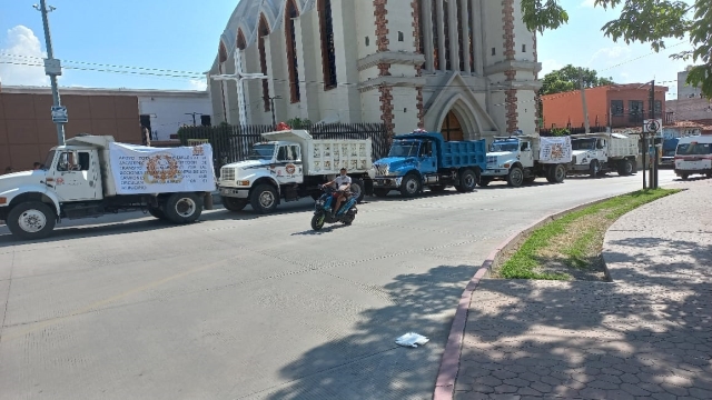 Camioneros se manifiestan en Zacatepec