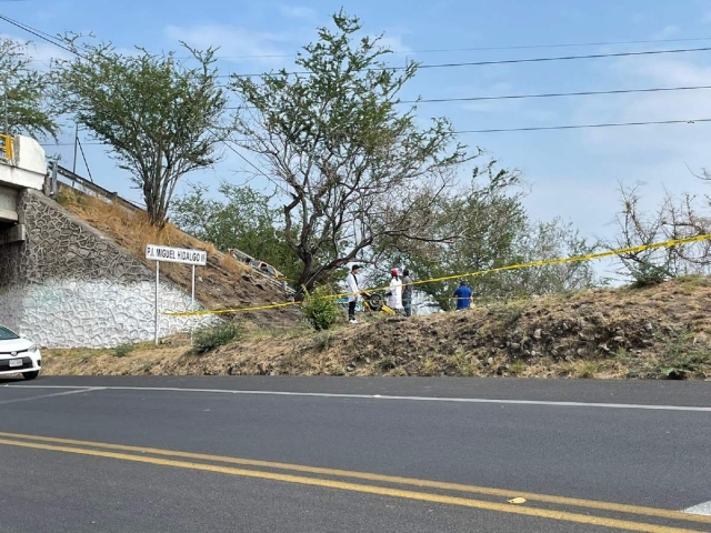 El auto quedó a orillas del libramiento.