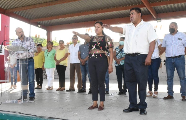 Roberto Casasanero Ariza rindió protesta ante el alcalde Rodrigo Arredondo López. 