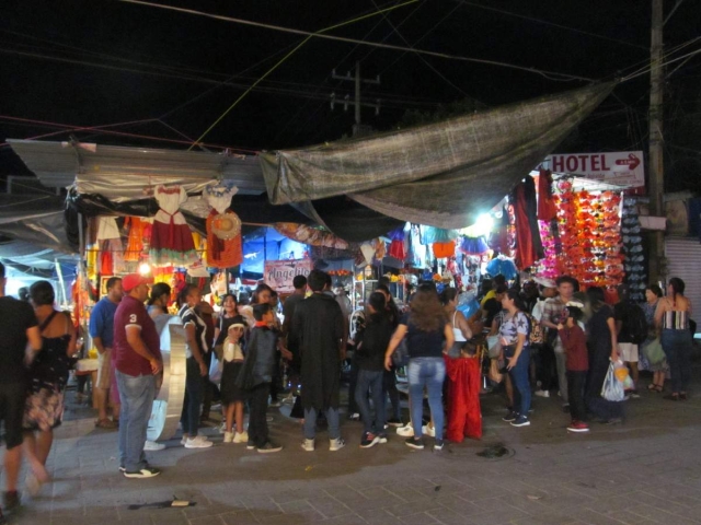  Los productos de temporada de muertos tuvieron buena demanda este año en Jojutla, coincidieron los comerciantes.