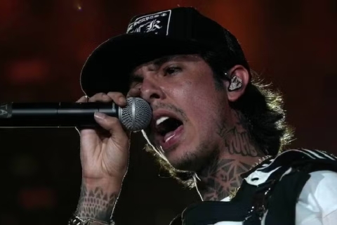 Natanael Cano golpea a su DJ durante concierto en Baja Beach Fest; su disquera se deslinda del incidente