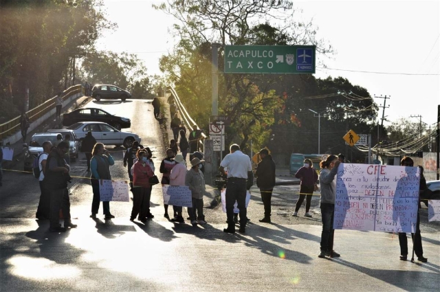 Vecinos de las colonias Tlatepexco y Chamilpa cerraron los accesos a Cuernavaca a la altura de la Paloma de la Paz; y en Buena Vista, la autopista federal México-Cuernavaca, por la falta de agua. 