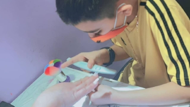 Niño pone uñas para ayudar pagar operación de su hermano.