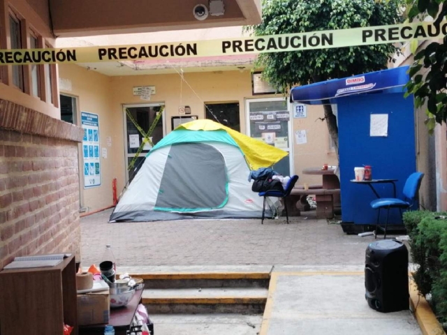 Alumnos de la FDyCS mantienen un plantón en demanda de la destitución de la directora Graciela Quiñonez Bahena. 