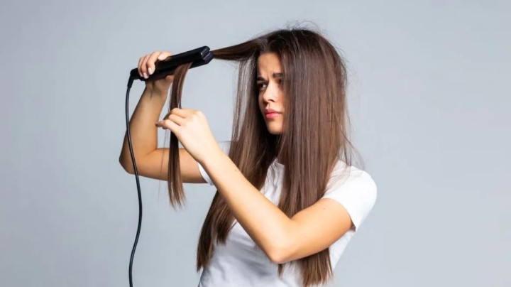 ¿Tu plancha te jala el cabello o ya no resbala? Así debes limpiarla