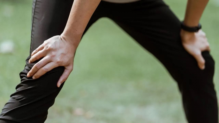 ¿Por qué truenan las rodillas al flexionarlas? Razones, además de la edad