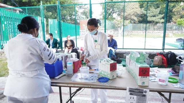 Llaman autoridades sanitarias a personas mayores de 60 años a recibir dosis de refuerzo contra covid-19