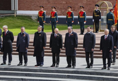 Putin conmemora Día de la Victoria en compañía de Xi Jinping