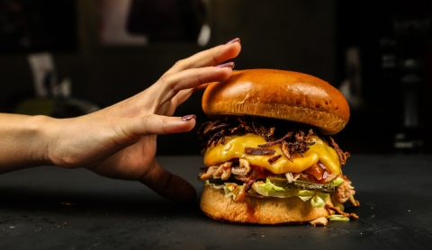 Hamburguesas fuera de lo común: del lujo dorado a la versión en lata