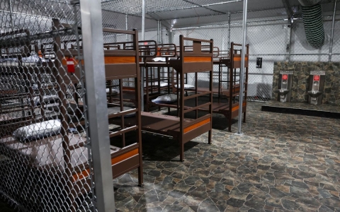 Denuncian riesgos sanitarios en centro ‘Alligator Alcatraz’; reportan seis hospitalizados