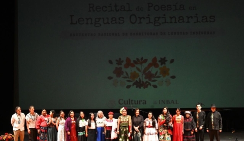 Histórico recital en Bellas Artes: La poesía indígena brilla en su máxima expresión