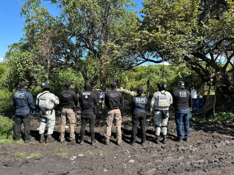 Desmantela Mesa de Paz y Seguridad narcolaboratorio, asegura arsenal y droga; detiene a 27 generadores de violencia