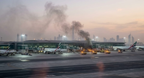 Dub&aacute;i reabre vuelos tras ataque con drones que caus&oacute; incendio en aeropuerto