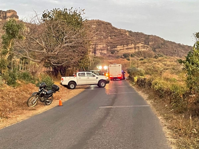  El hombre murió a orillas de la carretera.