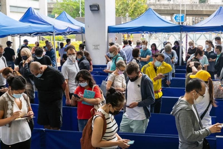 Hong Kong ofrece un Tesla y lingotes para incentivar la vacunación COVID.