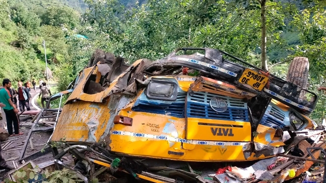 Autobús cae a un barranco en India y deja 16 muertos