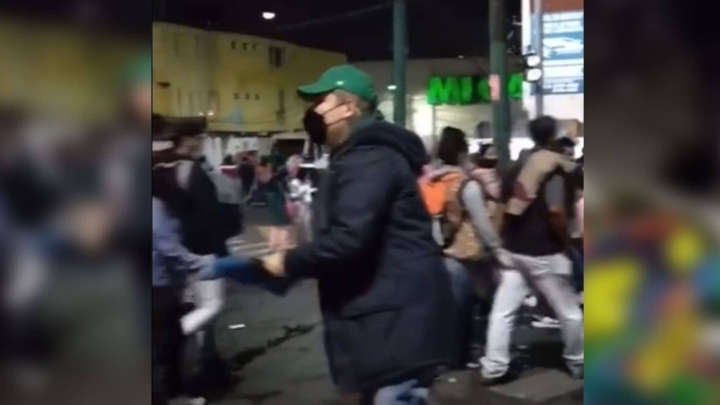 Venden escobas a peregrinos en la Basílica.